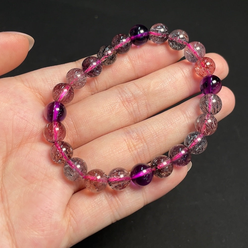 HKHQ crystal gemstone bracelet with 8.1mm beads and organic matter, weighing approximately 17.13g, shown in close-up image.