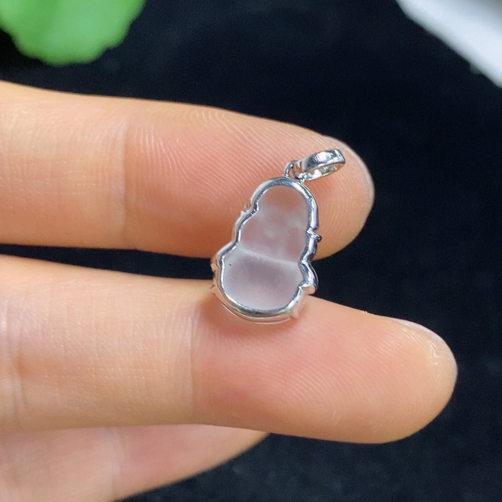 Jadeite Pendant with 18k Gold and Diamond Accents, Total Weight Approximately 1.32g