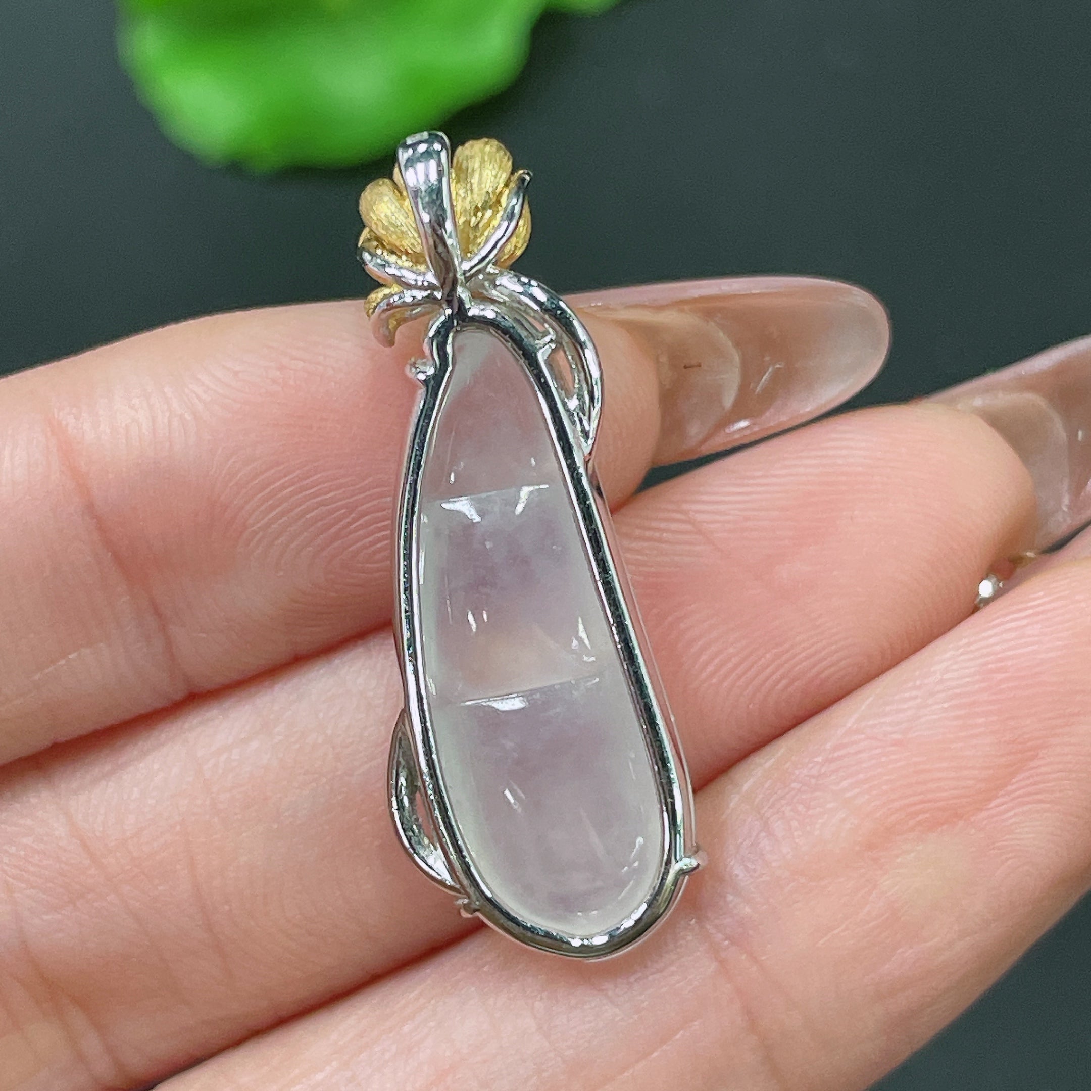 Jadeite Pendant Bean 18k Gold Inlaid with Diamonds Total Weight Approx. 4.34g