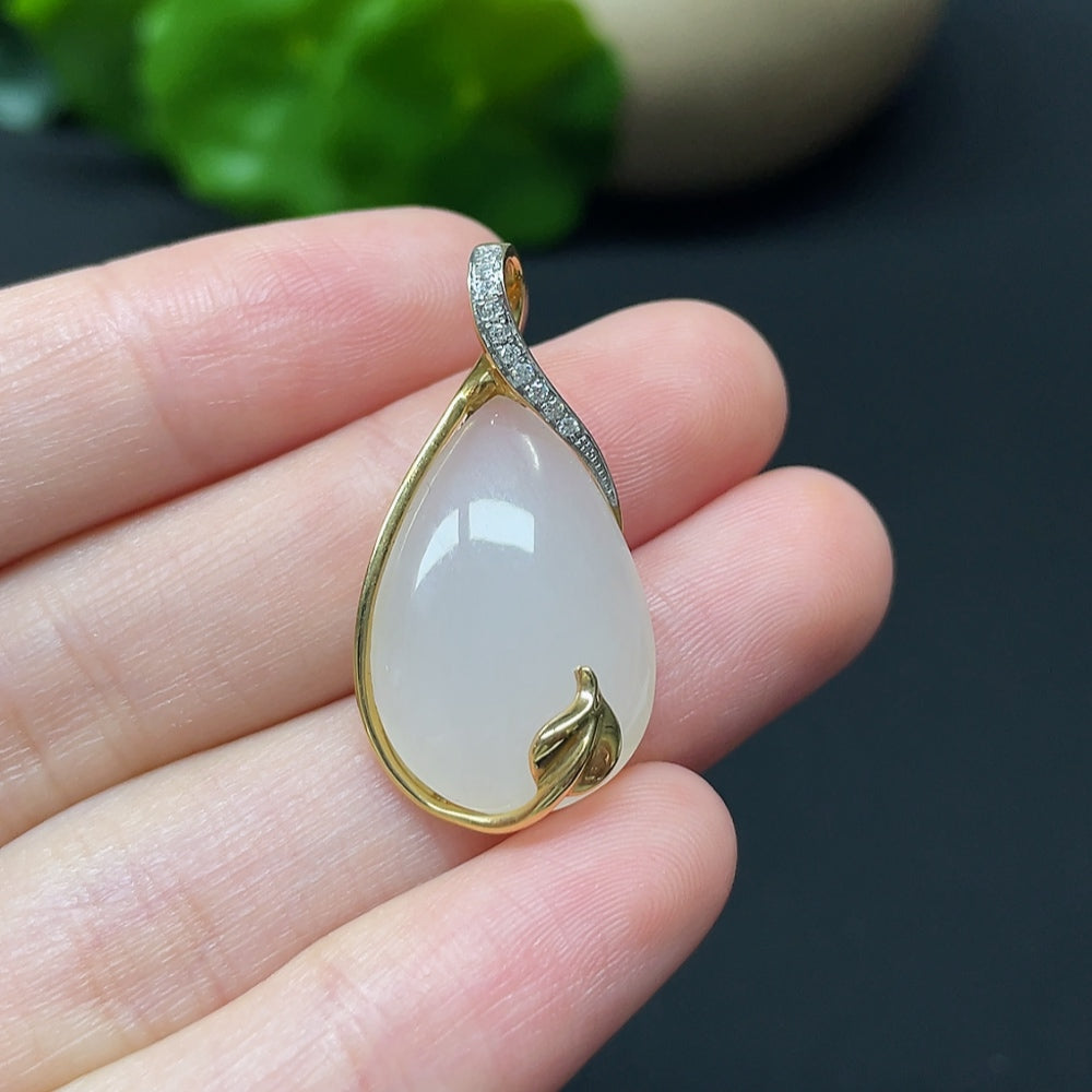 Hetian jade water drop pendant necklace with 18K gold and diamond accents, featuring a polished jade teardrop design.