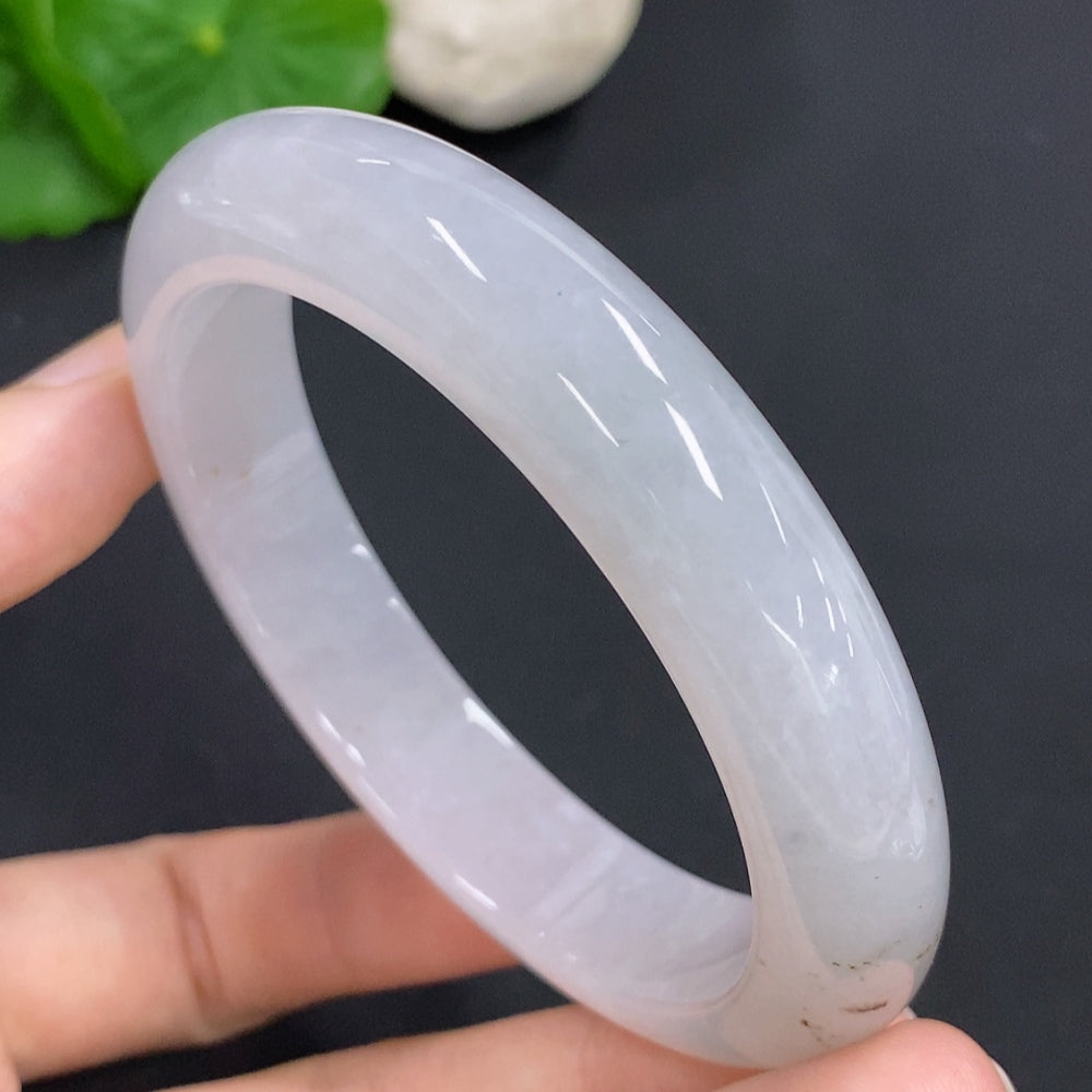 HKHQ jadeite round bangle in size 57.7, weighing 61g, showcasing smooth, polished jadeite with a classic circular design.