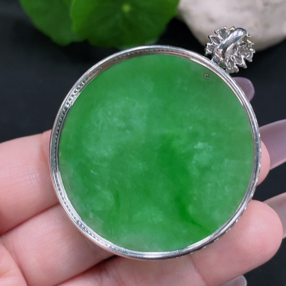 Jadeite pendant with 18K gold setting and diamond accents, featuring a smooth, polished jade stone, from HUILIU HQ.