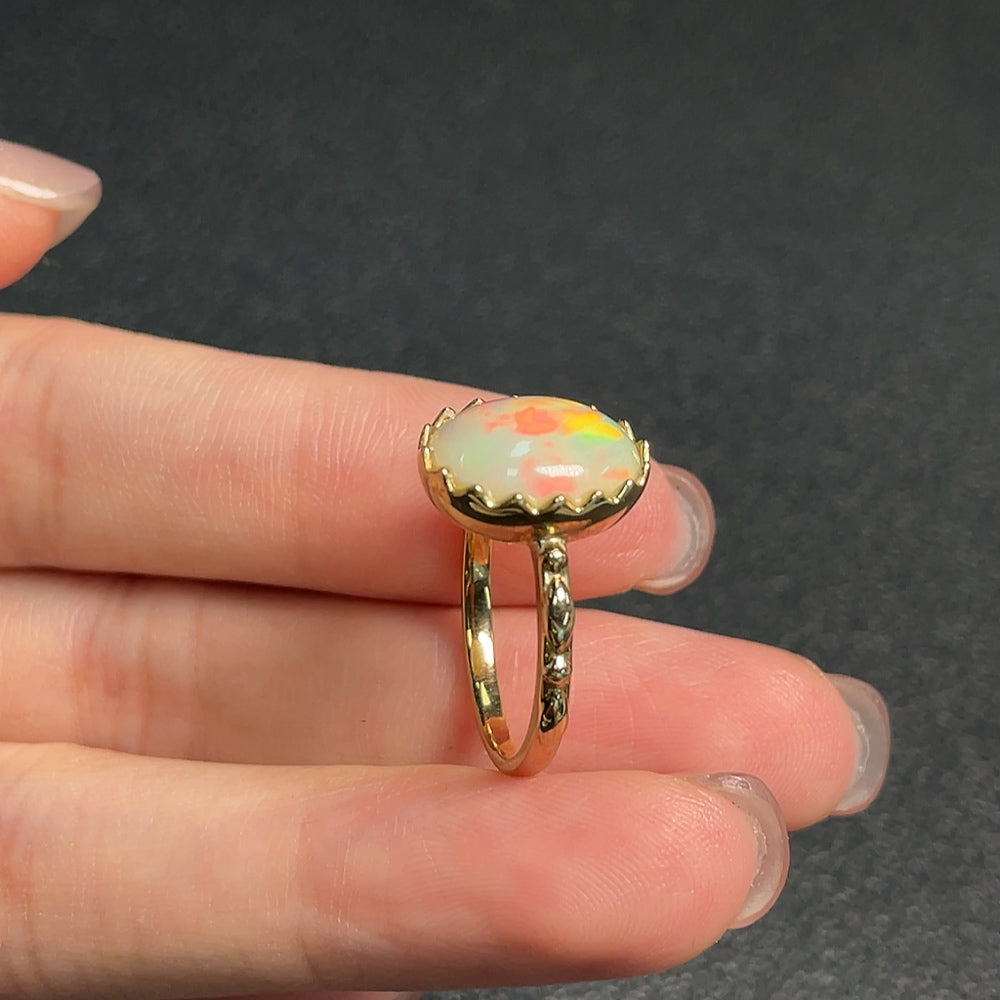 Huiliu gemstone opal ring with 37% gold content, featuring a vibrant, polished opal gemstone set in a elegant band.