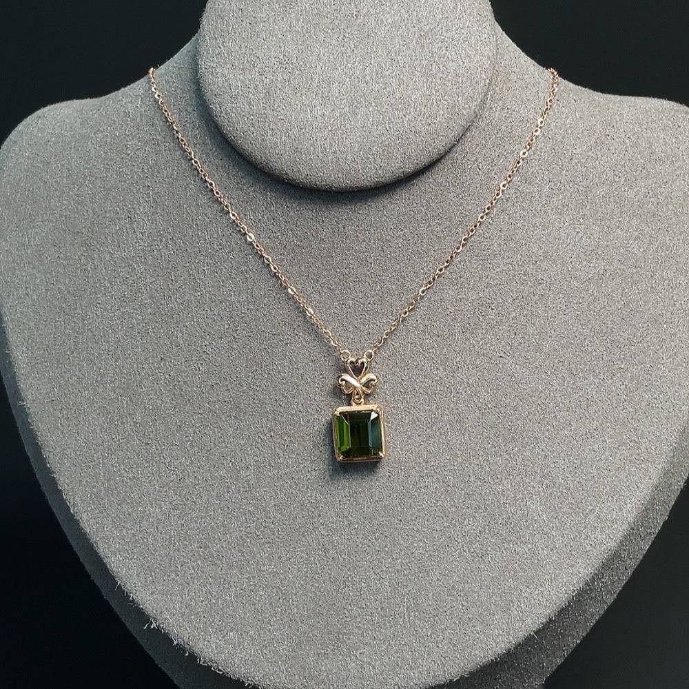 HUILIU HQ tourmaline inlaid necklace with gold-plated accents, 18k gold sections, and a delicate chain, weighs approximately 2.60g
