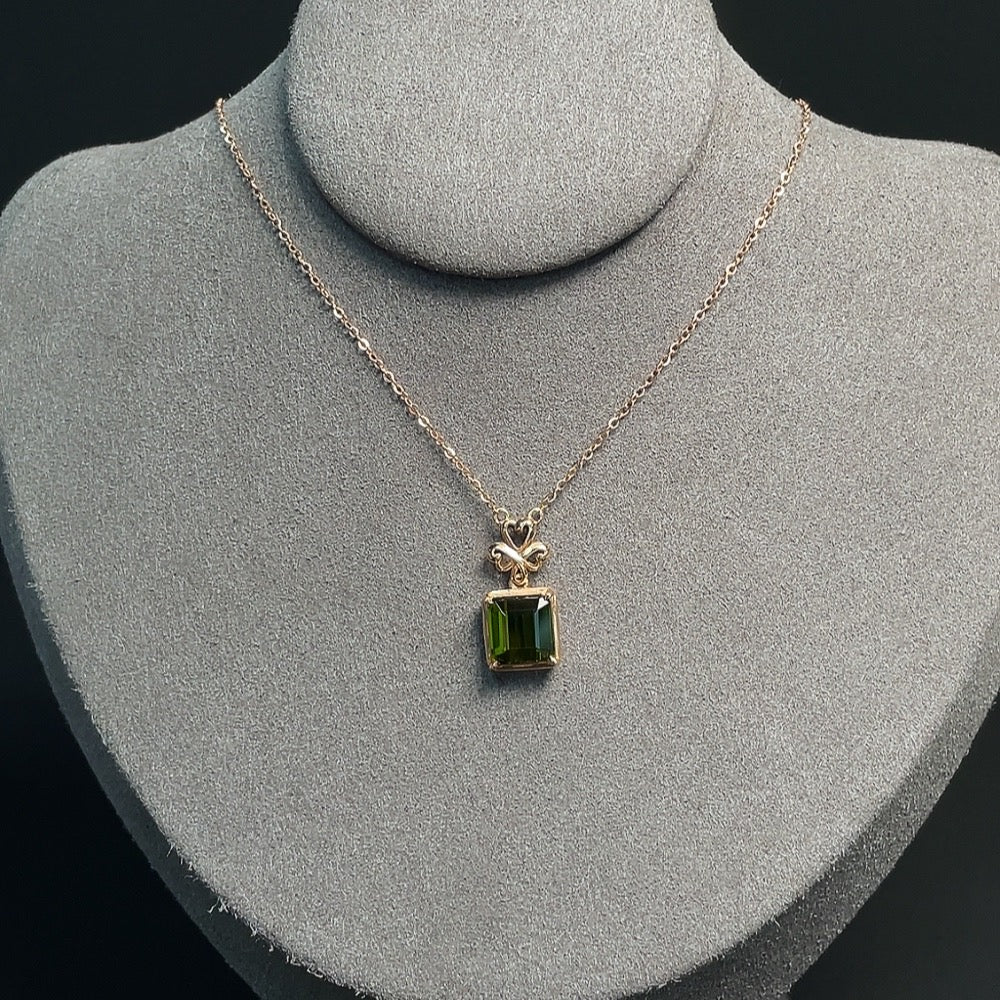 Tourmaline Inlaid Necklace (Suspected Gold-Plated in Marked Red Areas, 18k Gold for the Rest, Total Weight Including Chain Approximately 2.60g)