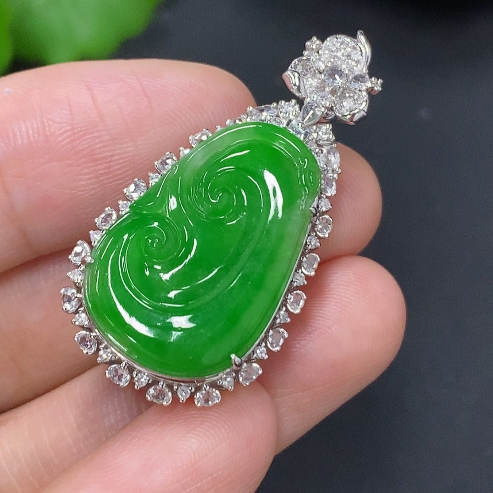 Jadeite Ruyi Pendant in 18K Gold (with Diamond Accents)