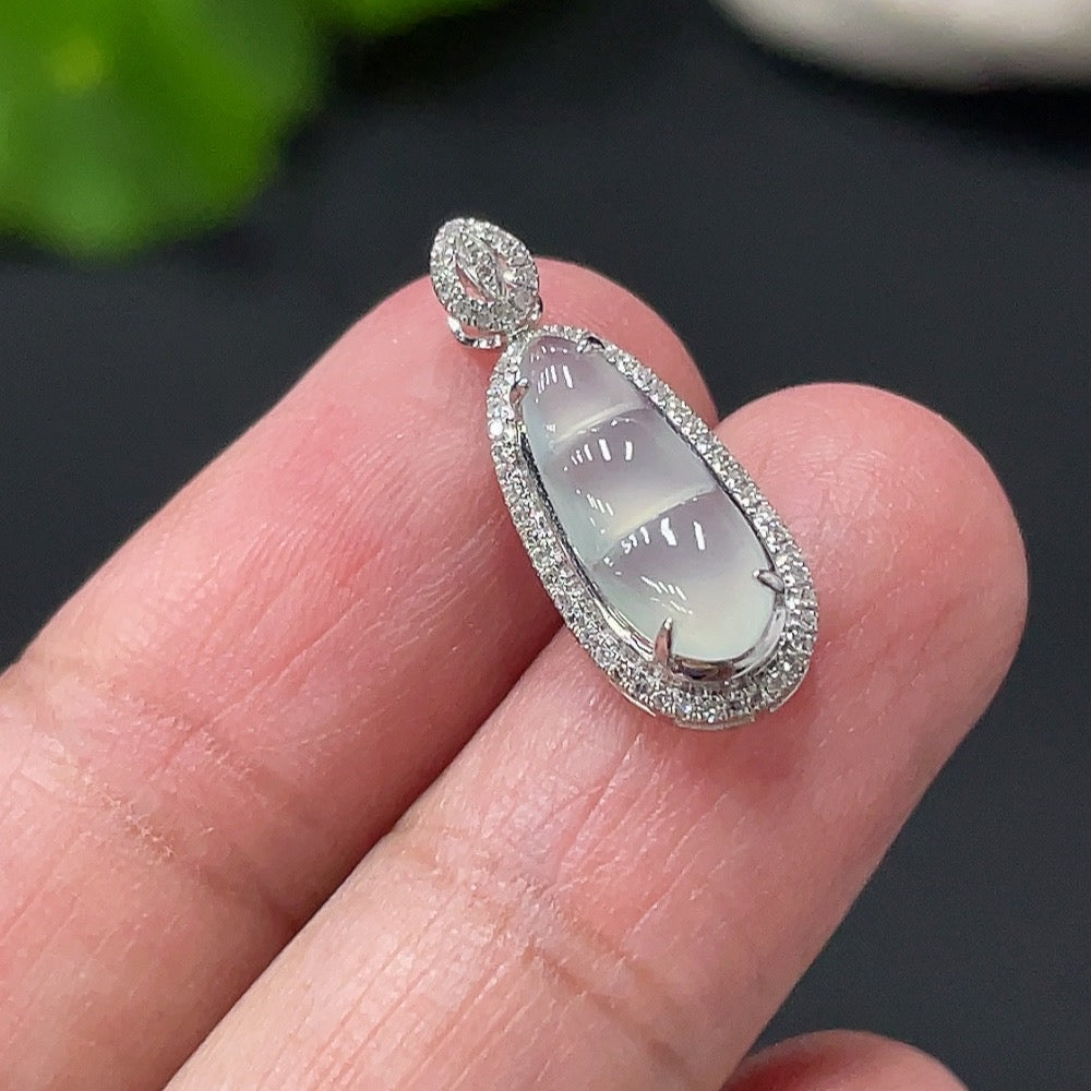 Jadeite Lucky Bean Pendant with 18K Gold Setting, Approx. 0.9g