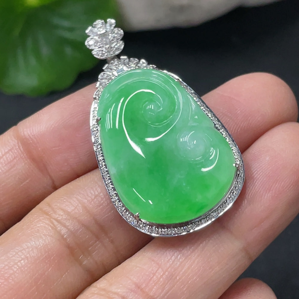 HUILIU HQ jadeite Ruyi pendant in 18k gold with diamond inlay, weighing approximately 6.17g, featuring intricate craftsmanship and elegant design.
