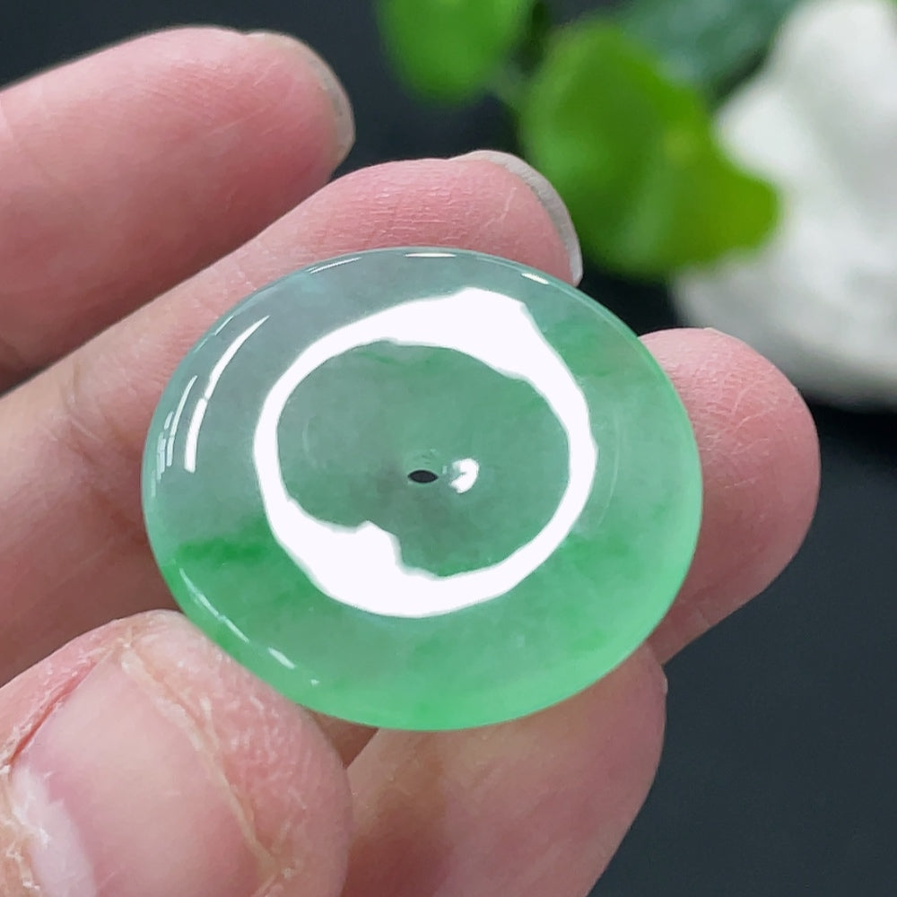 HUILIU HQ jadeite peace knot pendant showcasing smooth, green jade with intricate knot design, weight approximately 5.4 grams.