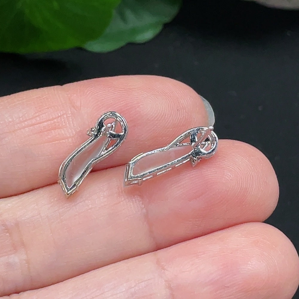 HUILIU HQ jadeite earrings set in 18K gold with diamond accents, featuring two elegant jade earrings weighing about 1.3g.