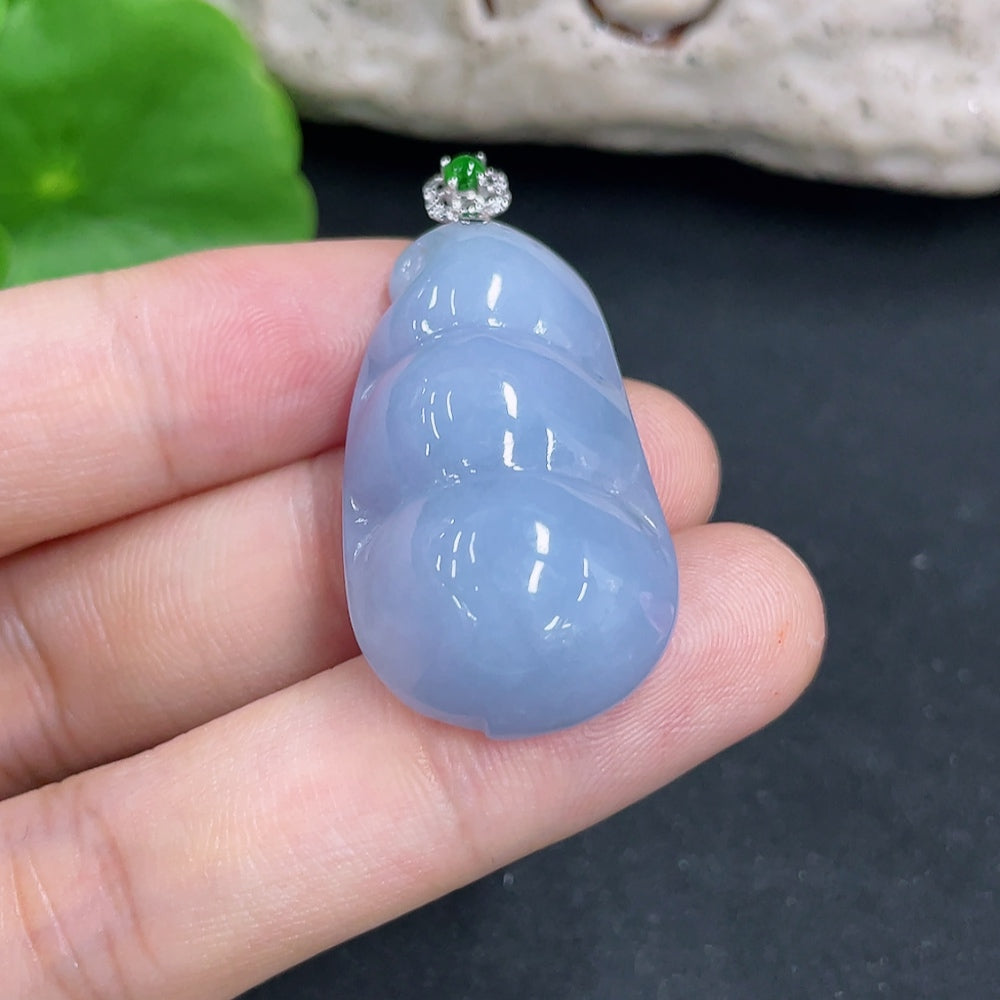 Jadeite Lucky Bean Pendant 18k