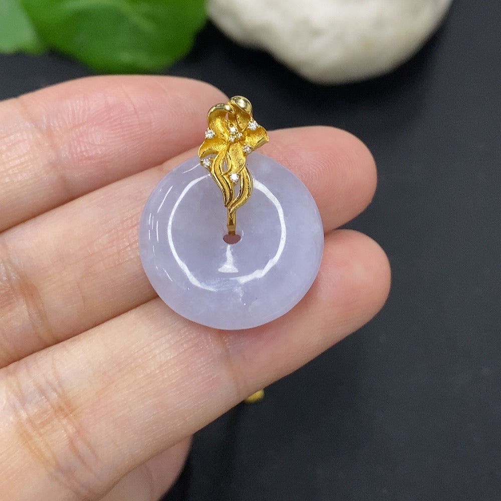 Jadeite Peace Knot pendant with 18k gold chain, crafted by HKHQ, weighing approximately 5.35g with intricate knot design.