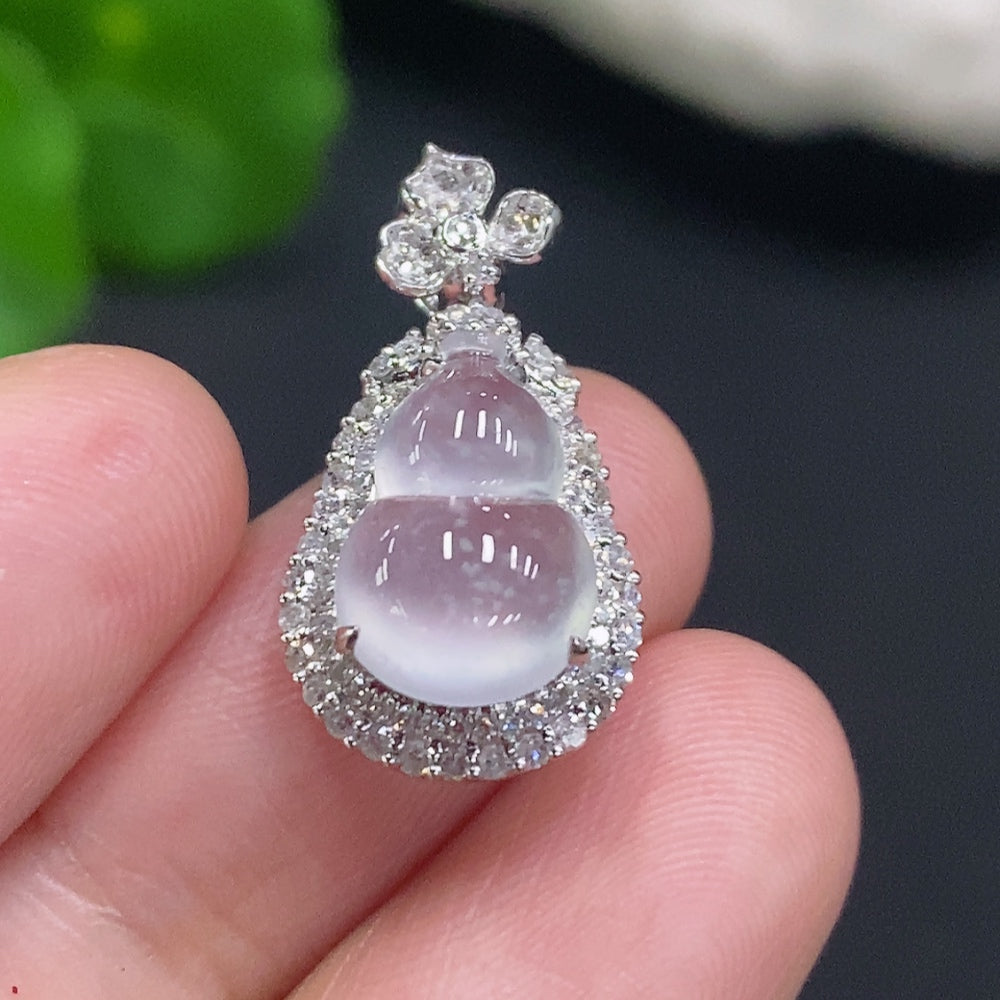 Jadeite Gourd Pendant with 18K Gold Mount, Total Weight Approx. 2.4g (Set with Diamonds)