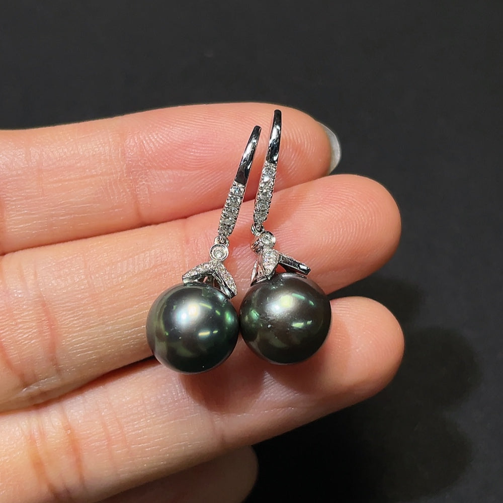 HKHQ seawater pearl earrings with 18K gold and diamond accents, featuring 10.6mm pearls and a total weight of 5.58g.