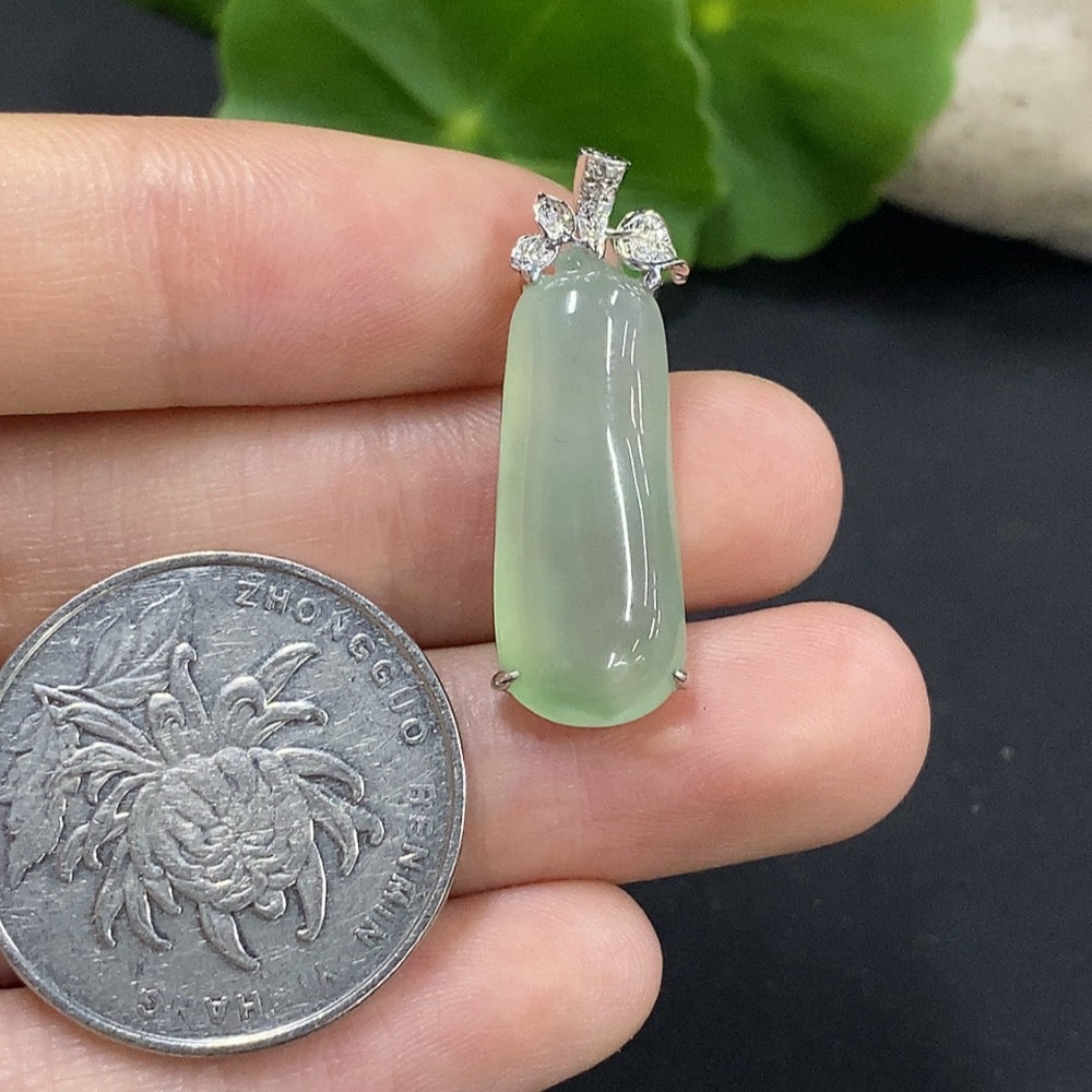 Jadeite Auspicious Gourd Pendant with 18K Gold and Diamond Accents, Total Weight Approximately 3.28g