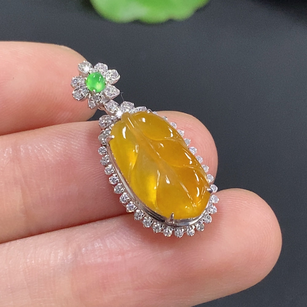 Jadeite Leaf Inlaid Pendant 18K Gold (Non-Diamond)