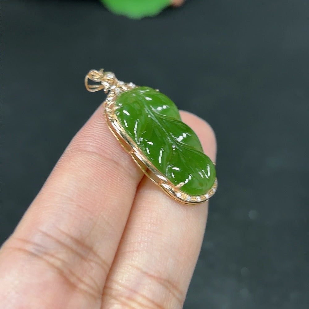 Green Hetian jade inlaid pendant necklace featuring a carved design symbolizing great achievements, crafted by HKHQ.