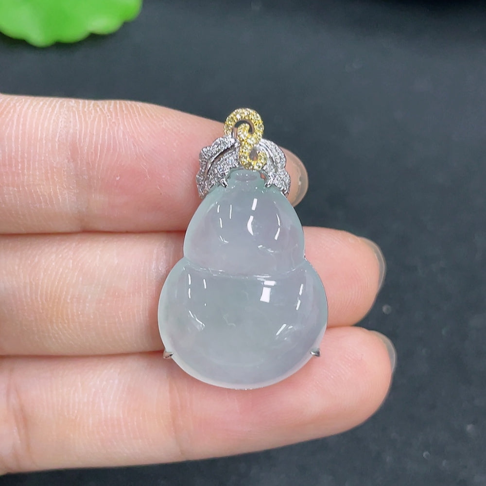 Jadeite gourd inlaid pendant 18K Gold with diamonds (colorless)