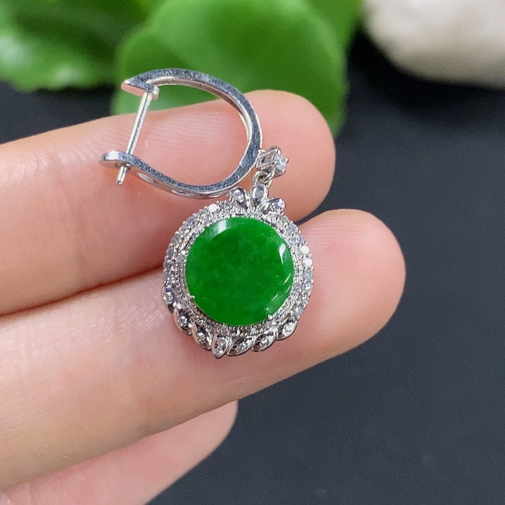 Single jadeite earring with diamond accent in 18K gold from HKHQ, showcasing a smooth jadeite stone and sparkling diamond detail.