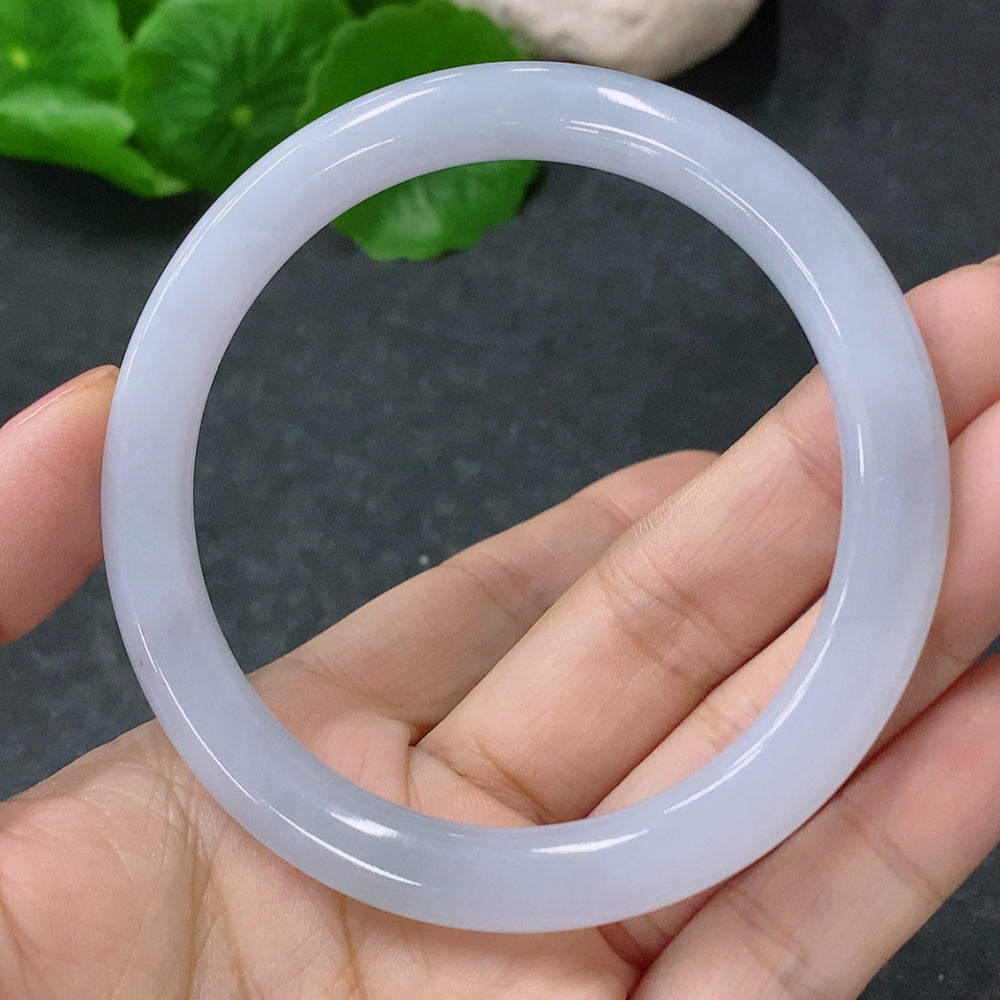 HUILIU HQ jadeite round bangle, size 55.5mm, weighs approx. 32.4g, with a smooth, polished surface and vibrant green color.