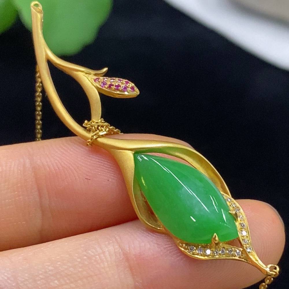 Jadeite inlaid necklace with 18k gold and diamonds, featuring a sleek jade pendant, from HUILIU HQ.