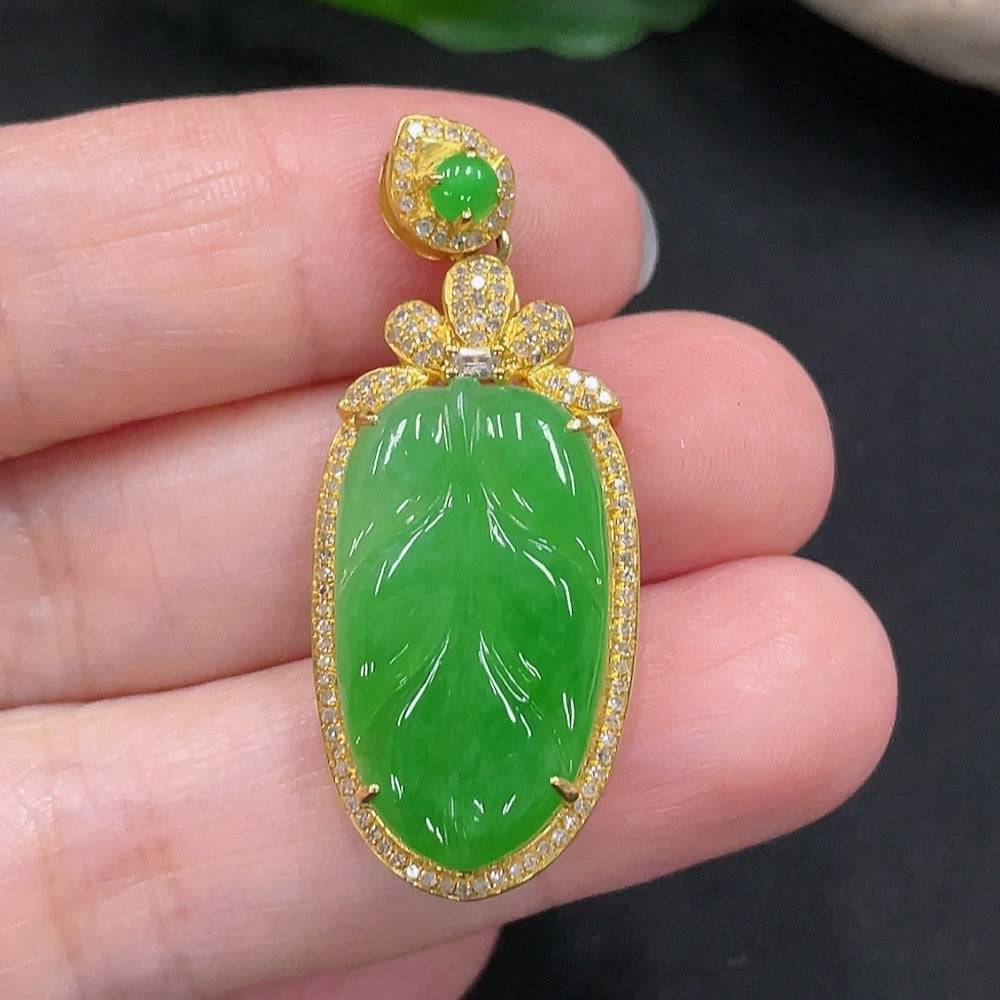 Jadeite leaf inlay pendant with diamond accents in 18K gold, crafted by HUILIU HQ, weighing approximately 6 grams.