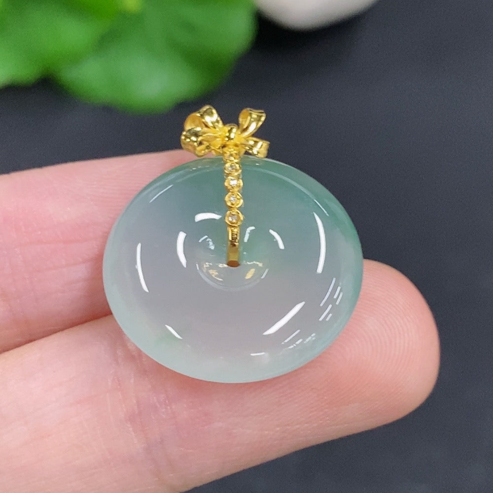 Jadeite Peace Knot with 18K Gold Clasp, Total Weight Approximately 4.6g, Non-Diamond