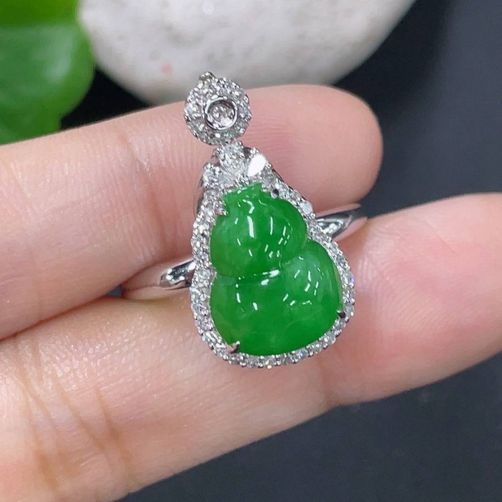 HUILIU HQ jadeite ring and pendant set with 18k gold accents and diamond details, size 16, weight 4.47g, showcasing elegant jewelry.