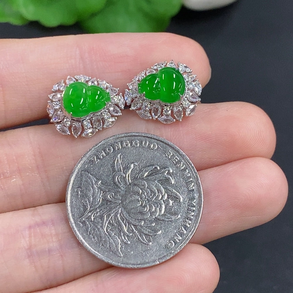 Jadeite gourd earrings in 18K gold with diamond accents, elegant jewelry featuring traditional Asian design.