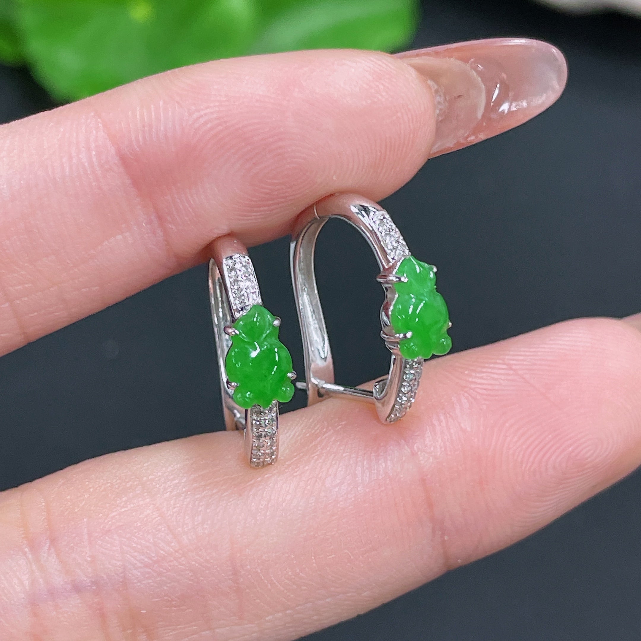 HUILIU HQ jadeite earrings set in 18k gold with diamond accents, delicate and elegant jewelry with a total weight of 2.47g.