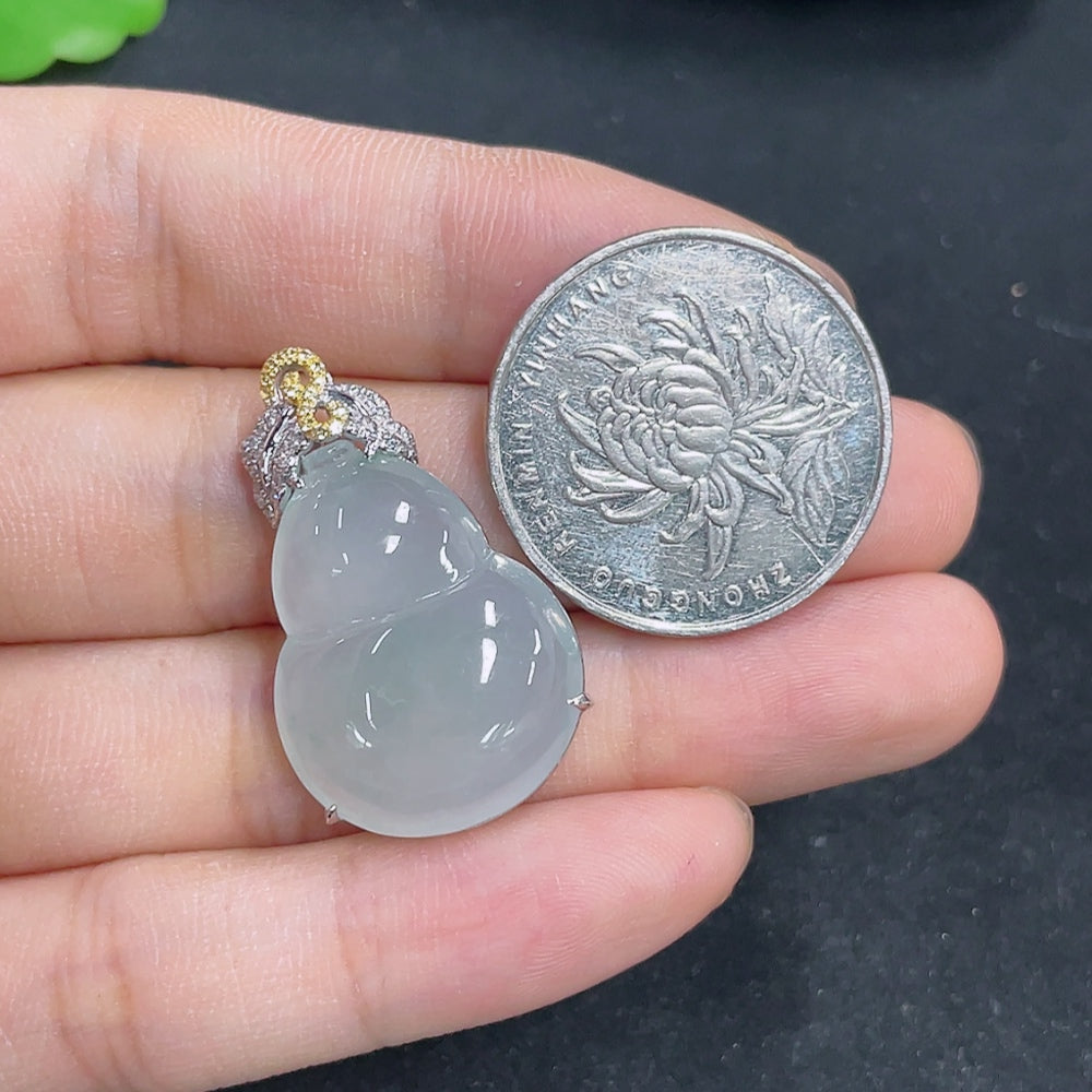 Jadeite gourd inlaid pendant 18K Gold with diamonds (colorless)