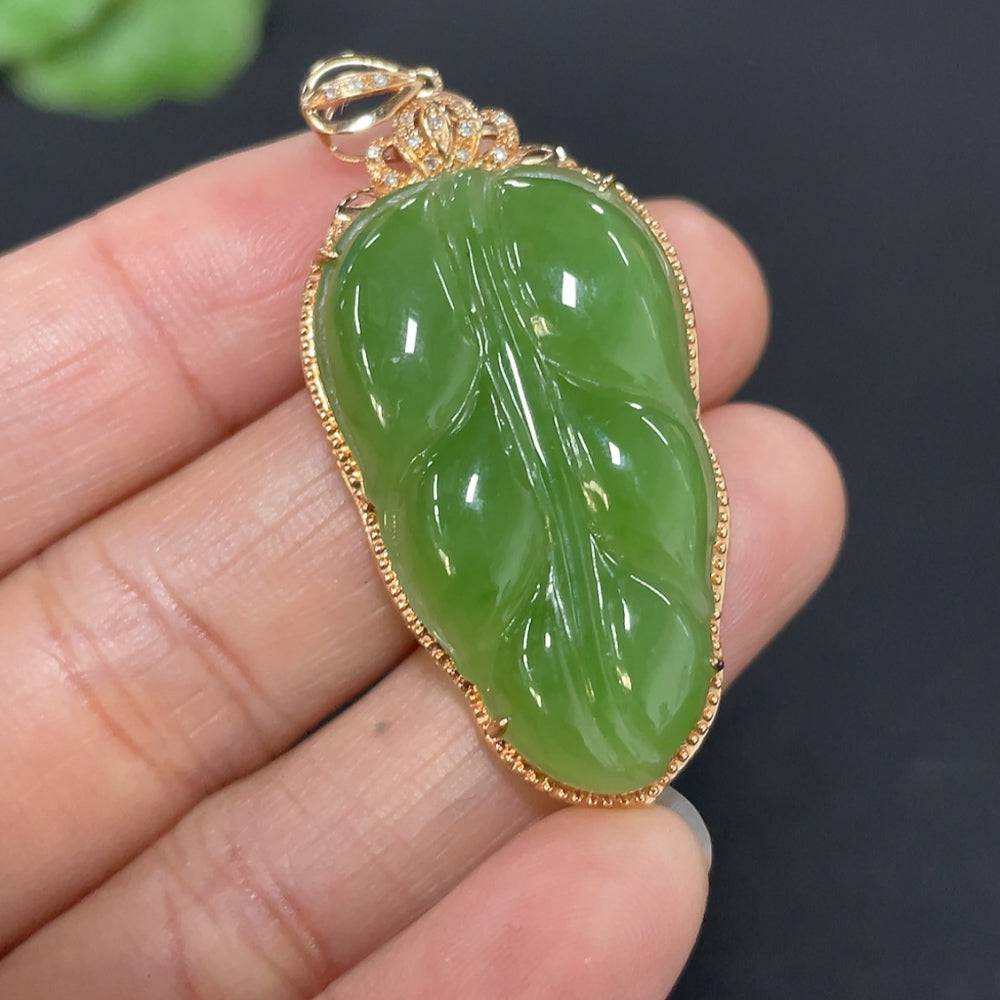 Hetian jade jasper leaf jewelry by HUILIU HQ with 18k gold inlay, diamond accents, weighing approximately 5.3g.