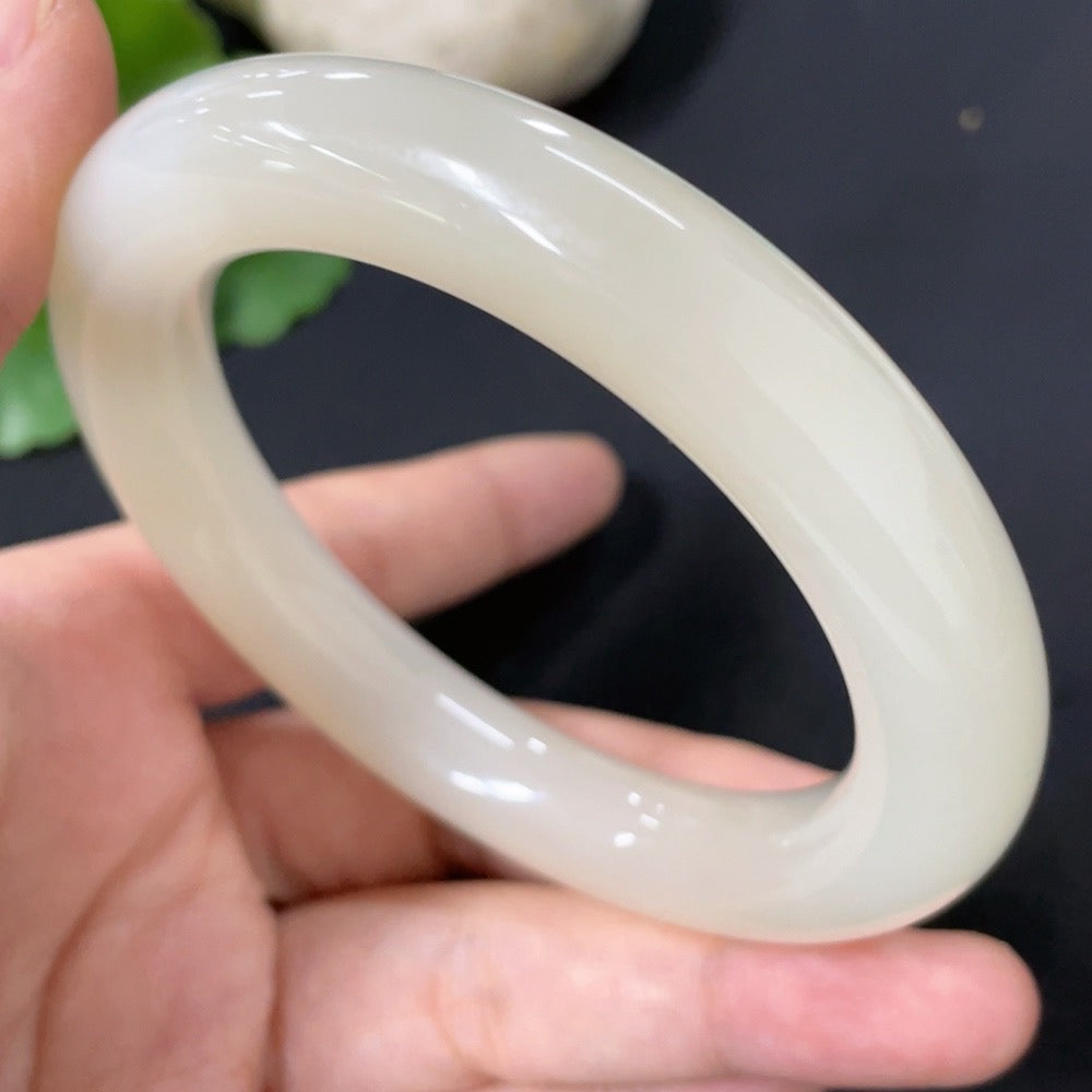 Hetian jade round bangle by HUILIU HQ with size 58.3 and weight 74.7g, showcasing smooth, polished jade craftsmanship.