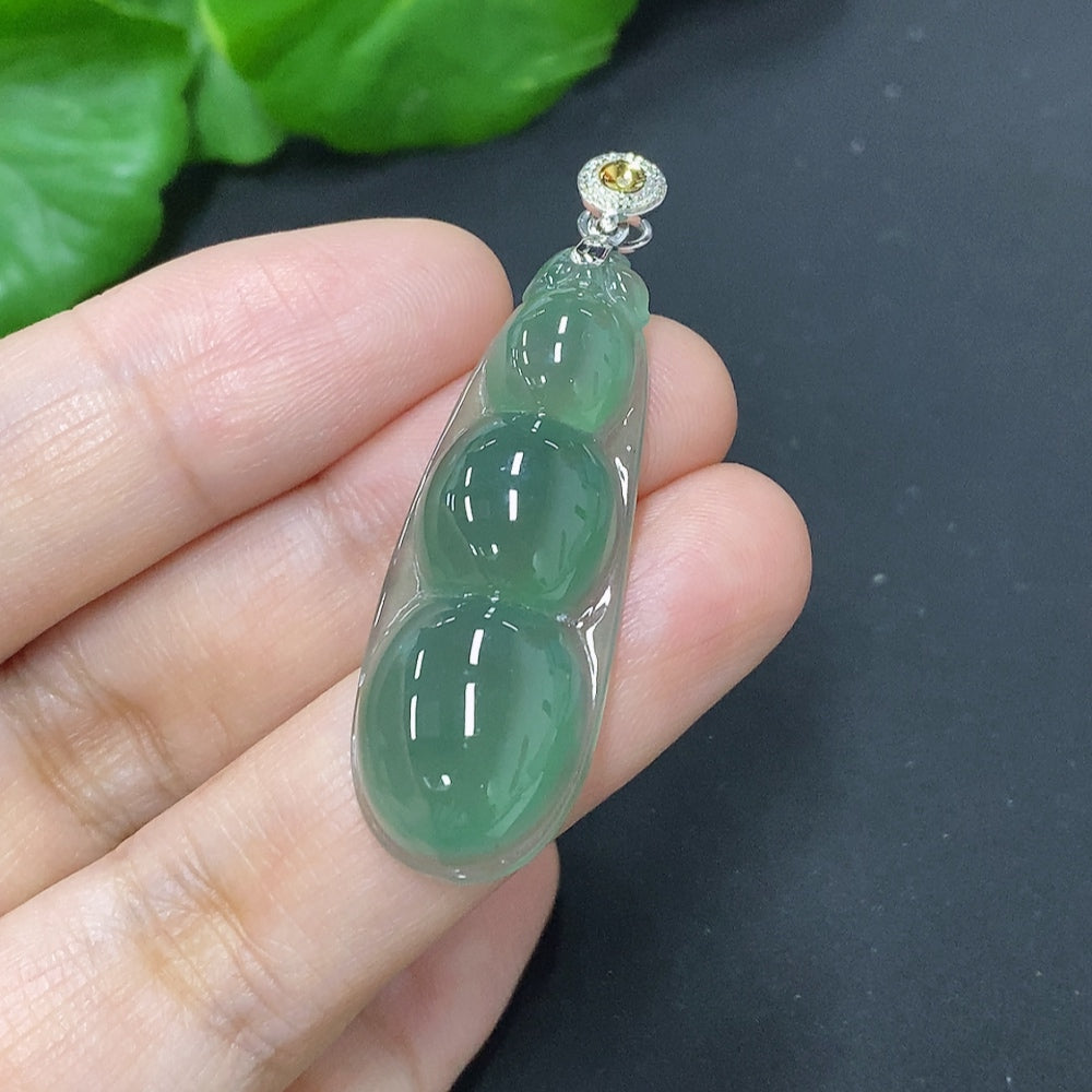 Jadeite Lucky Bean Pendant with 18K Gold Clasp, Total Weight Approximately 5.6g