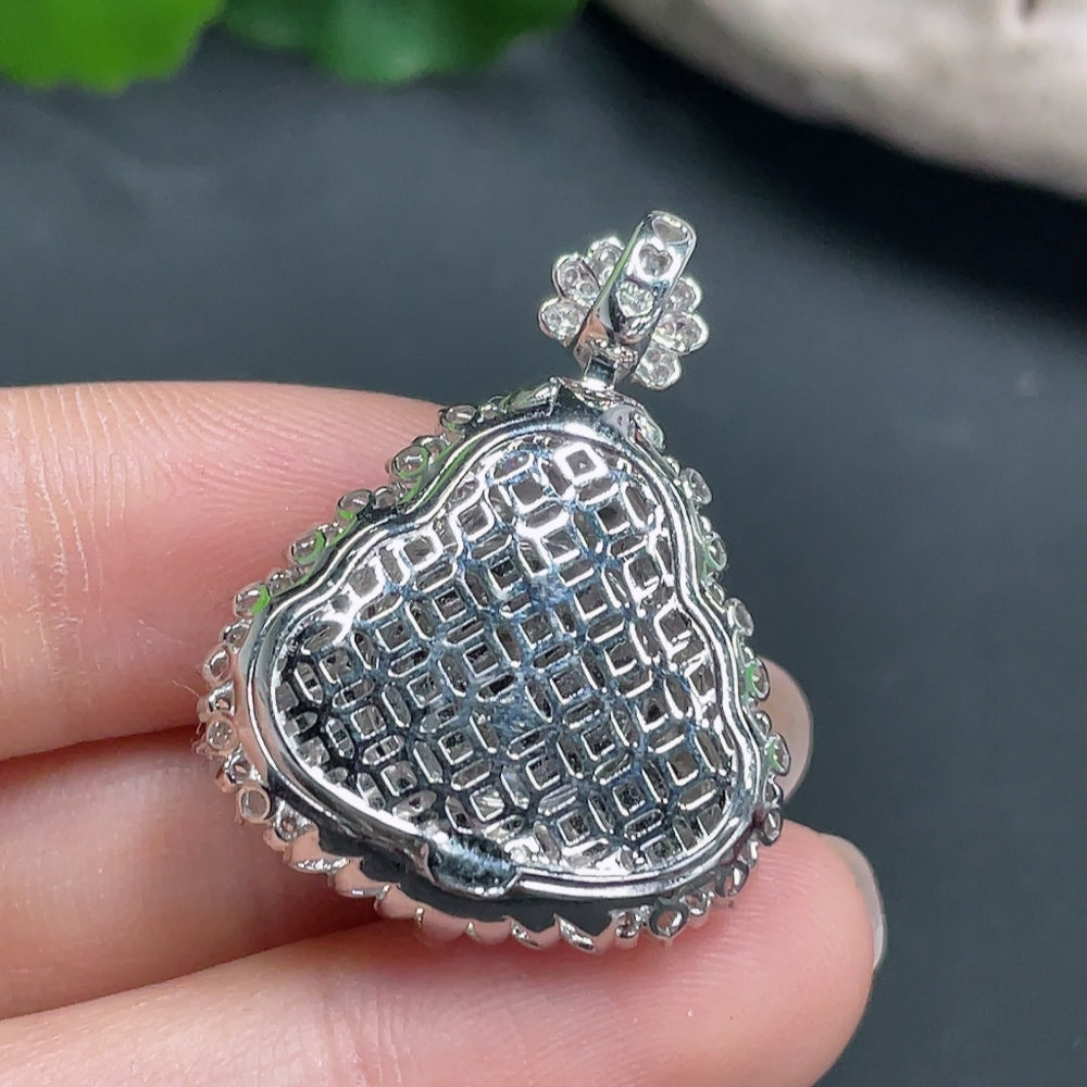 Jadeite inlaid Buddha pendant 18k total weight approx. 7.19g