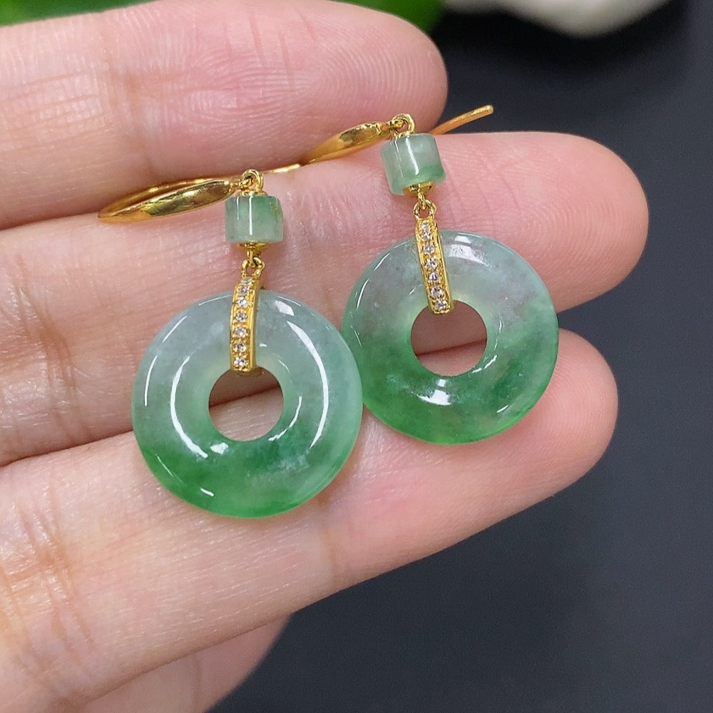 Jadeite earrings with 18K gold mounting, total weight approx. 3.7g (set with diamonds)