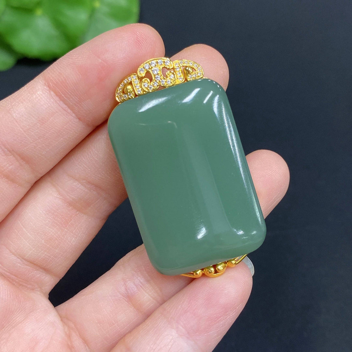 Hetian jade jasper pendant with plain design, 18k gold setting, smooth surface, weighs approximately 18g, non-diamond jewelry by HUILIU HQ