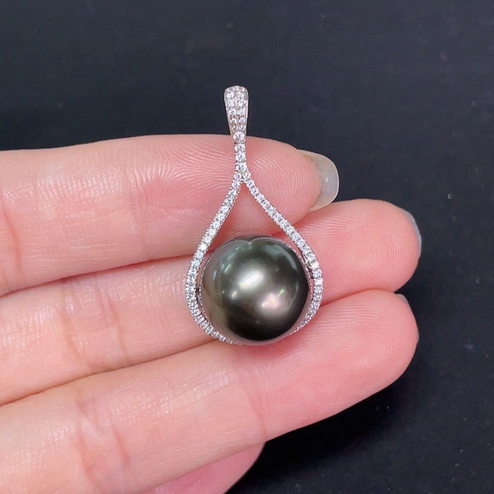 Seawater pearl pendant in 18K gold with a 13.2mm pearl, HKHQ jewelry, featuring a smooth, lustrous non-diamond pearl.