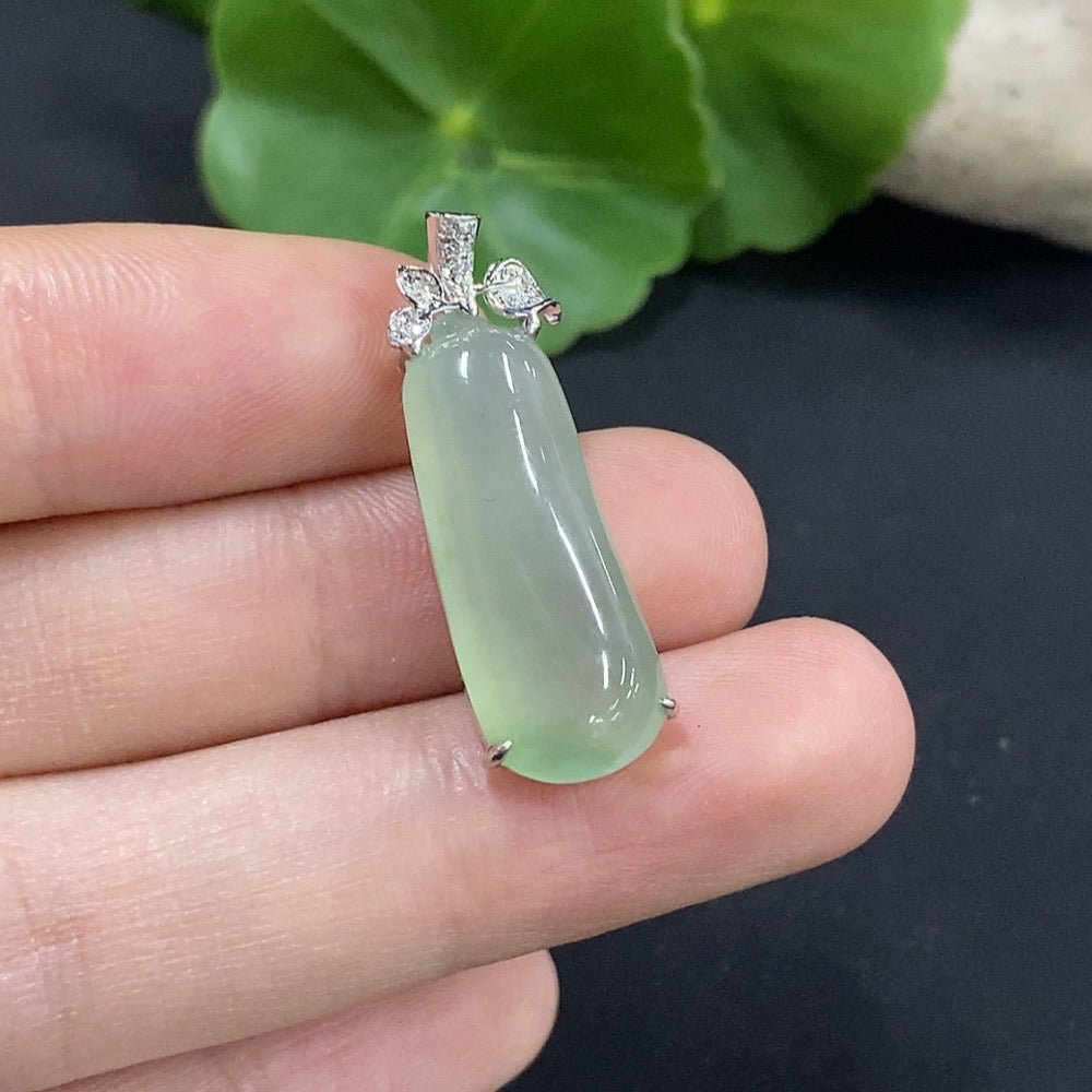 Jadeite Auspicious Gourd Pendant with 18K Gold and Diamond Accents, Total Weight Approximately 3.28g