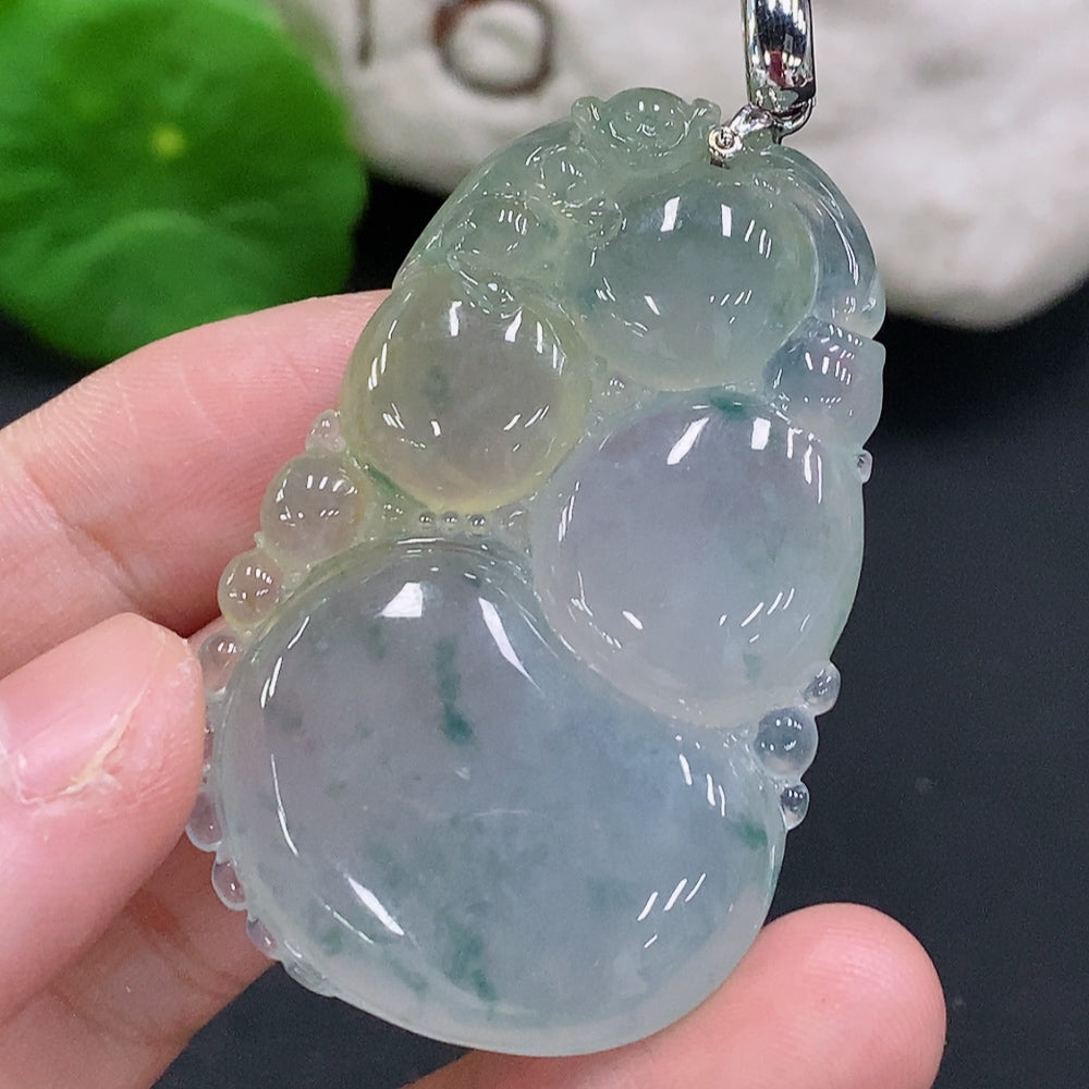 Jadeite Gourd Pendant with 18K Gold Clasp, Total Weight Approximately 26.3g