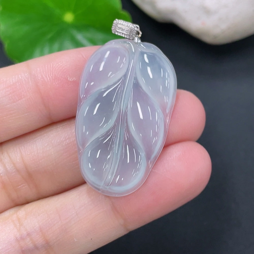 Jadeite leaf pendant in 18k gold with no diamonds, crafted by HKHQ, weighing approximately 4 grams, displayed close-up.