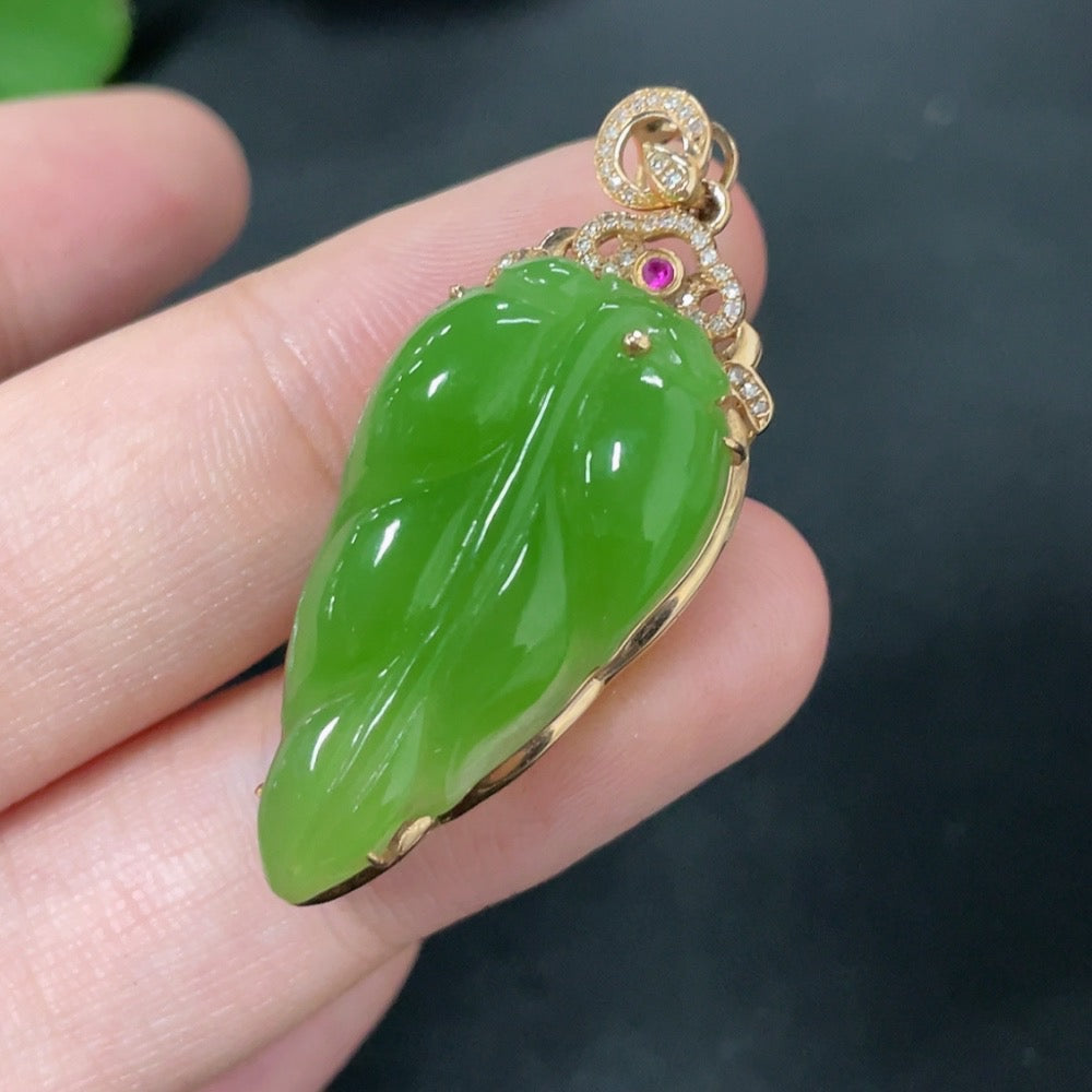 Hetian Jade Jasper Inlaid Pendant Leaf with Diamond (Colorless) 18K Gold Total Weight Approx. 4.5g