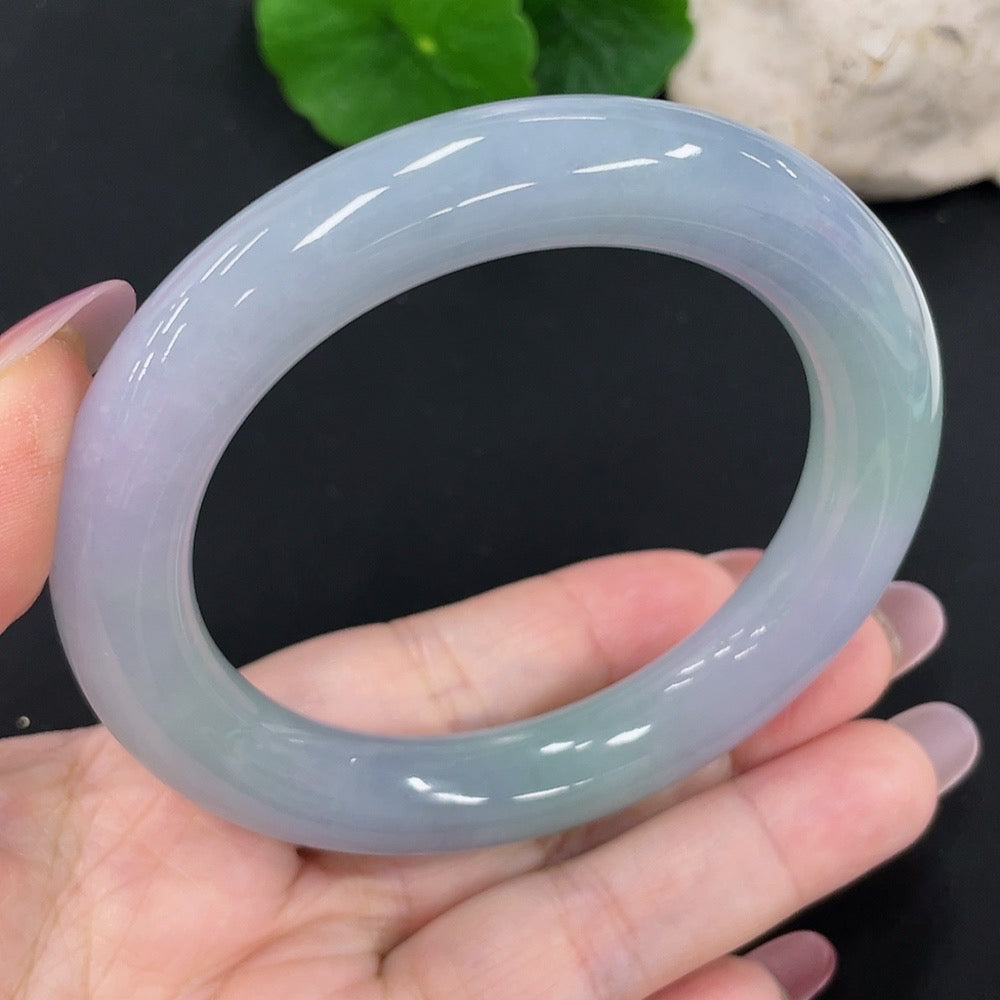 Jadeite round bangle in size 59.4 with an approximate weight of 82g, showcasing smooth, polished jade from HUILIU HQ.