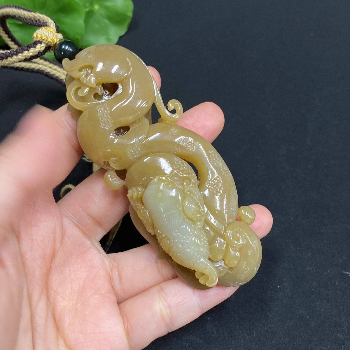 Huiliu certified Hetian jade handheld carving of a three-legged golden toad, detailed and polished jade sculpture.