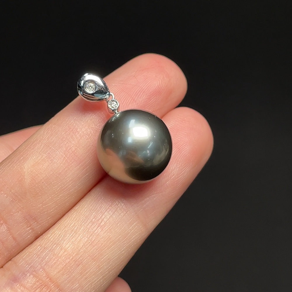 Seawater Pearl Pendant with 18K Gold, Approximately 13.1mm, Total Weight About 4.02g, Accented with Diamonds