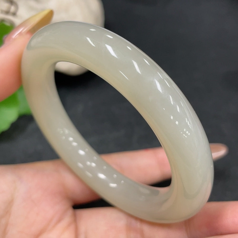 HKHQ Hetian Jade round bangle in size 54.7 with a smooth, polished surface and a weight of 66.8g, showcasing elegant craftsmanship.