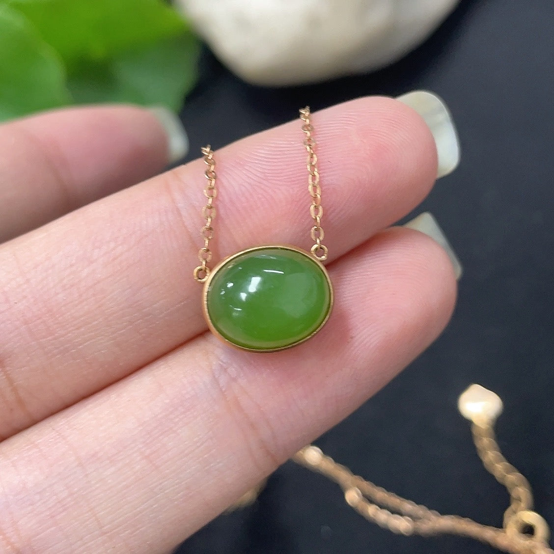 Hetian jade inlaid pendant necklace with 18k gold setting, featuring a delicate chain and total weight around 2.5g.