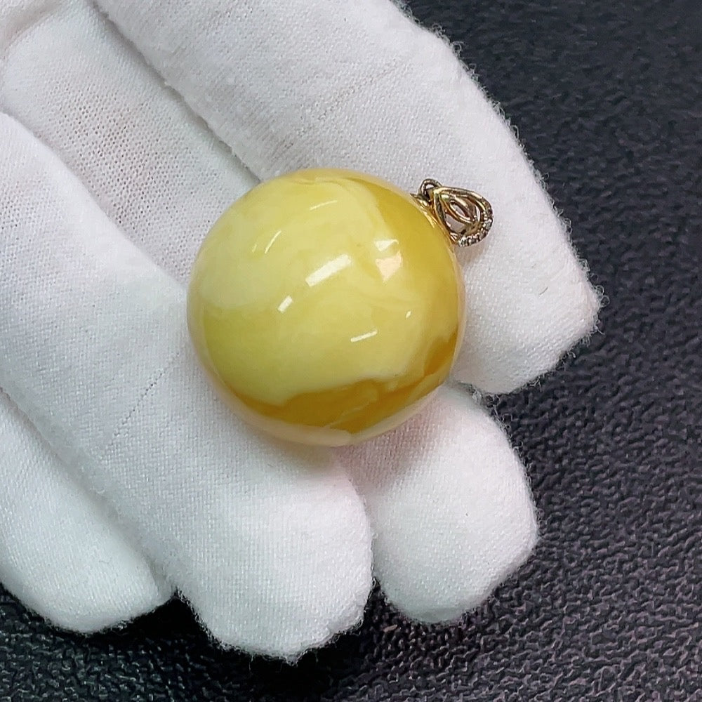 18K Amber Pendant, Total Weight Approx. 8.36g, Size About 24.1mm