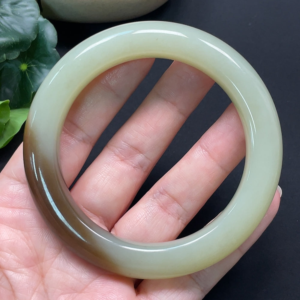 HKHQ Hetian Jade round bracelet, 58.1mm, weighing approx. 73.58g, featuring smooth, polished jade beads.