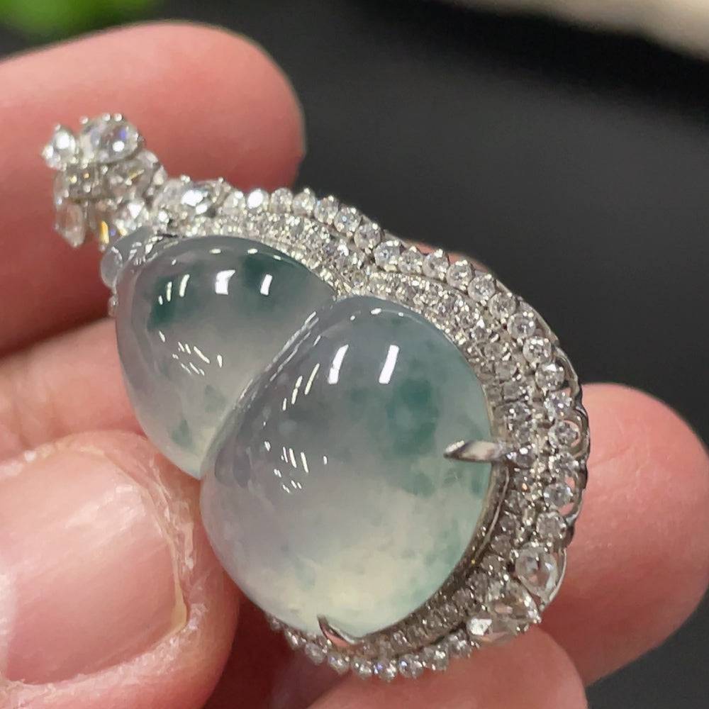 Jadeite gourd pendant with 18K gold setting and small diamond accents, crafted by HUILIU HQ, weighing approximately 6.5 grams.